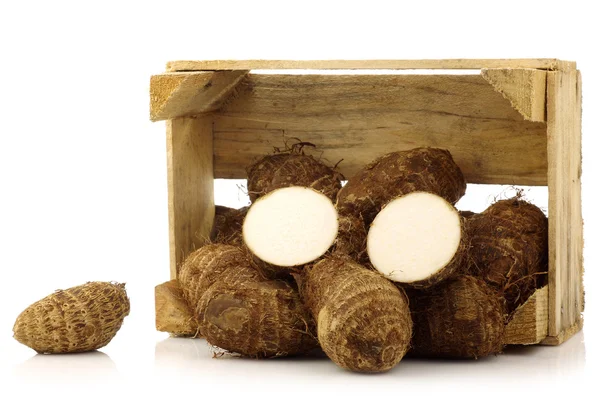 Ramo de raíz de taro (colocasia) en una caja de madera —  Fotos de Stock