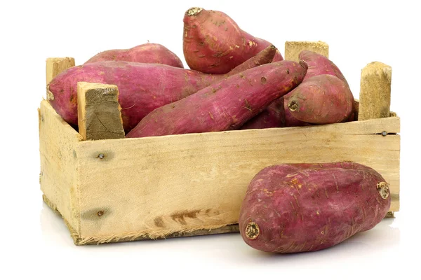 Um bando de batatas doces numa caixa de madeira — Fotografia de Stock