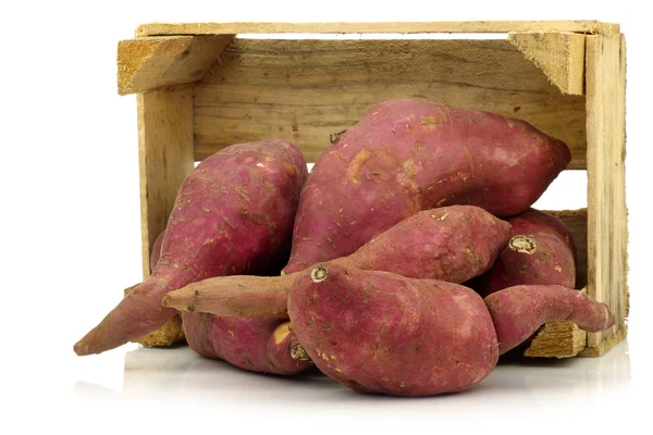 Um bando de batatas doces numa caixa de madeira — Fotografia de Stock