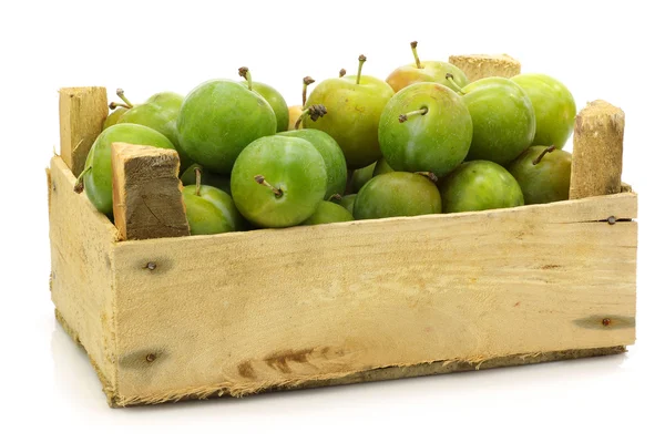 Färska gröna "reine claude" plommon i en trälåda — Stockfoto