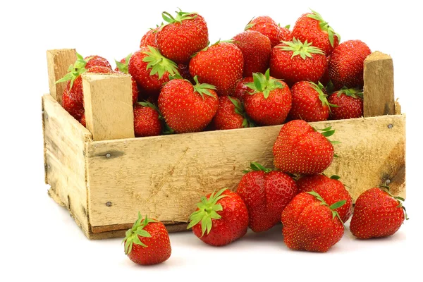 Verse aardbeien in een houten doos — Stockfoto