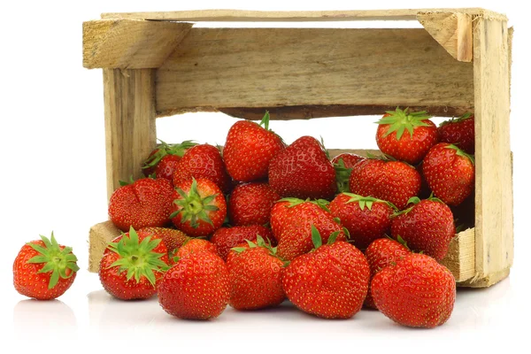 Frische Erdbeeren in einer Holzkiste — Stockfoto