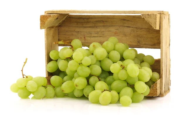 Свежий белый виноград в деревянном ящике — стоковое фото