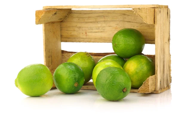 Fruta fresca de lima numa caixa de madeira — Fotografia de Stock