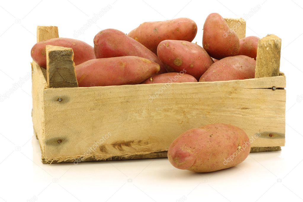 Fresh roseval potatoes ina wooden box