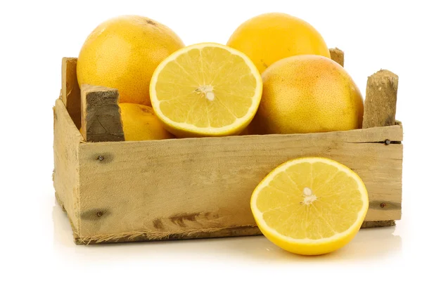 Yellow and red grapefruit in a wooden box — Stock Photo, Image