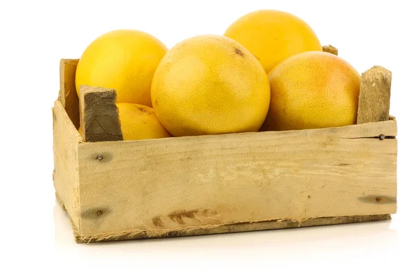 Желтый и красный грейпфрут в деревянной коробке — стоковое фото
