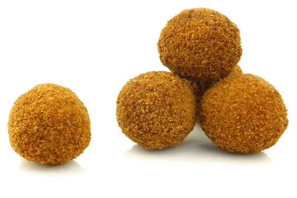 Ett riktigt traditionella holländska mellanmål som kallas "bitterballen" — Stockfoto
