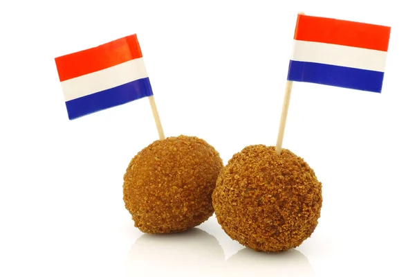 被称为"bitterballen 真正传统的荷兰小吃" — 图库照片