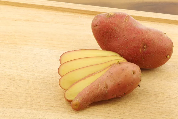 Färska roseval potatis — Stockfoto