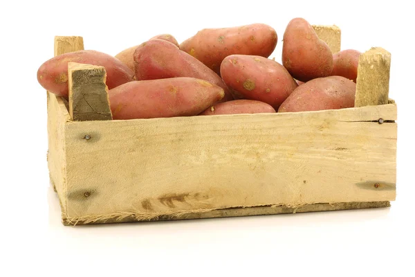 Fresh roseval potatoes ina wooden box — Stock Photo, Image