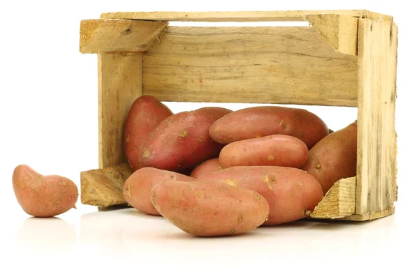 stock image Fresh roseval potatoes ina wooden box