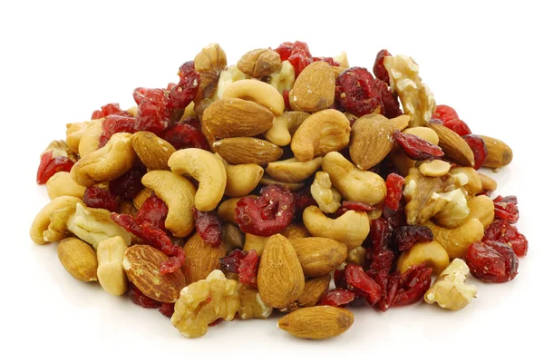 Mix van verse noten en gedroogde cranberries — Stockfoto