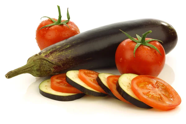 Geschnittene und gemischte Tomaten und Auberginen aus Surinam — Stockfoto