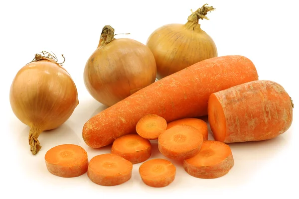 Tagliare le carote invernali e alcune cipolle fresche per fare zuppa o stufato — Foto Stock