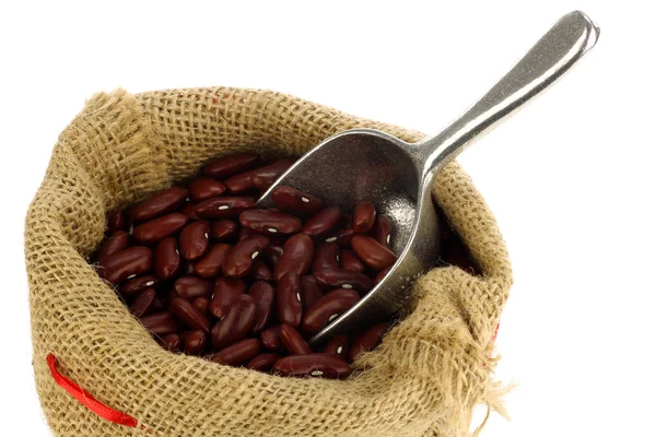 Red kidney beans in a burlap bag and an aluminum scoop — Stock Photo, Image
