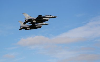 iki f-16 savaş uçağı oluşumu