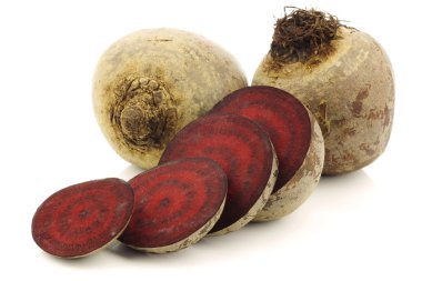 taze kesilmiş dilimler beetroots ve iki bütün olanlar