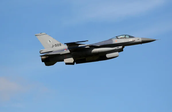 Solo F-16 Fighter Jet — Stock Photo, Image