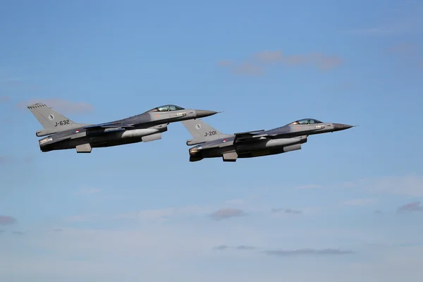 Dois f-16 Caça Jets em formação — Fotografia de Stock