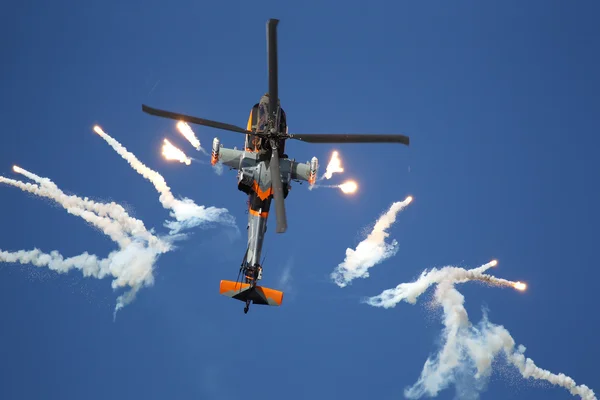 Apache ah - 64d yalnız görünen takım patlamaları ateş eder. — Stok fotoğraf