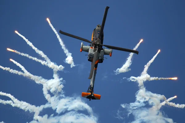 Apache AH-64D Solo Display Team shoots flares — Stock Photo, Image