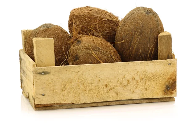 木製の箱で新鮮なココナッツ — ストック写真