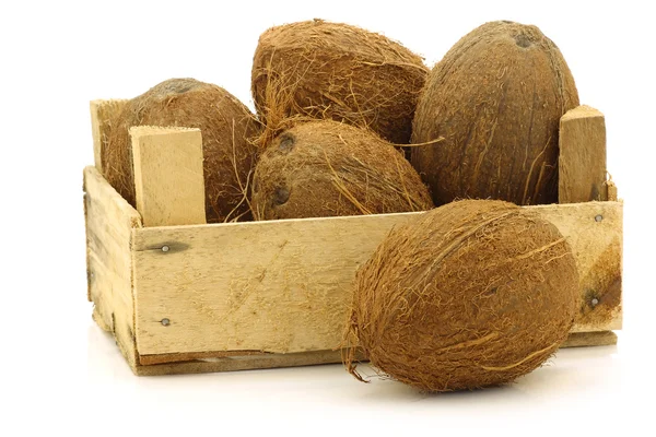 木製の箱で新鮮なココナッツ — ストック写真