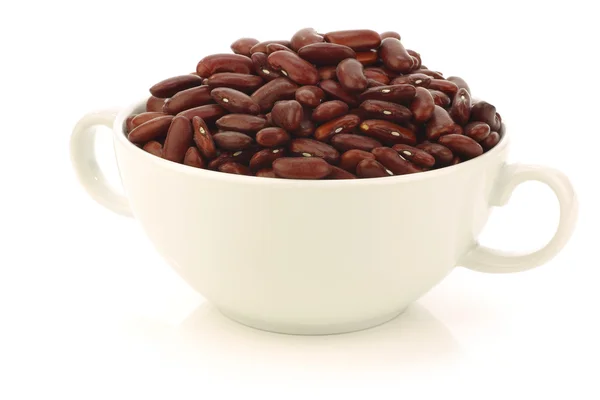 Red kidney beans in a white ceramic bowl — 图库照片