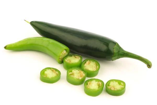 Grüne Paprika und eine geschnittene Paprika — Stockfoto