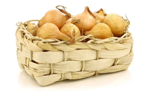Verse pearl uien in een geweven mand — Stockfoto