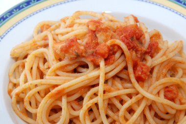 pasta tabak spagetti sosu ile