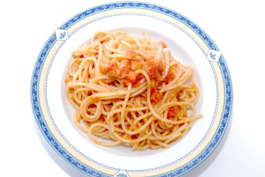 pasta tabak spagetti sosu ile