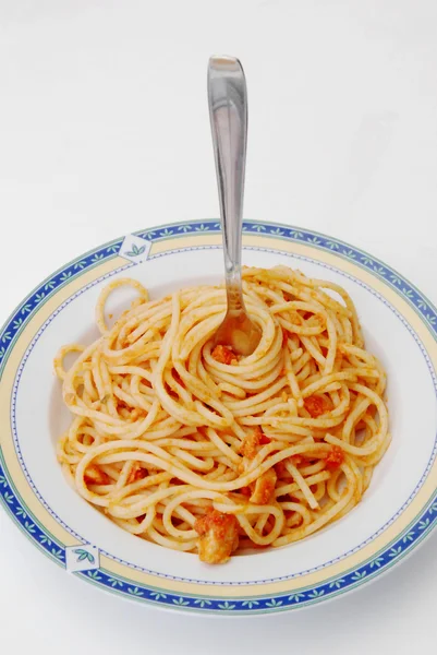 Pasta bord met spaghetti saus — Stockfoto