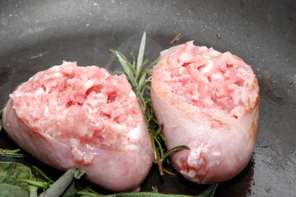 Varkensvlees worst van alle soorten, rozemarijn, salie — Stockfoto