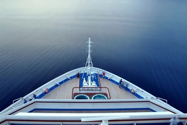 Voorwaartse dek van een cruiseschip — Stockfoto