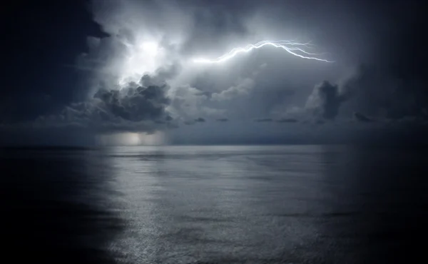 Blitz in einer Wolke über Ozean — Stockfoto