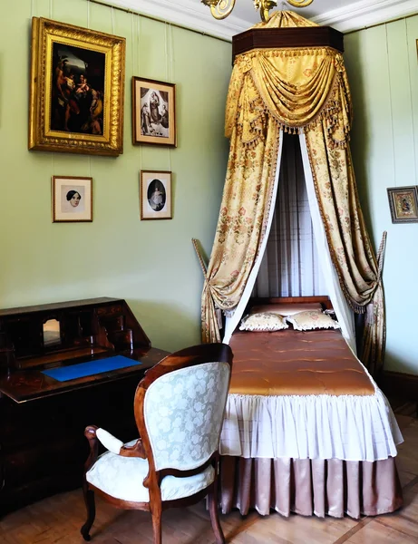 Antiguo dormitorio interior — Foto de Stock