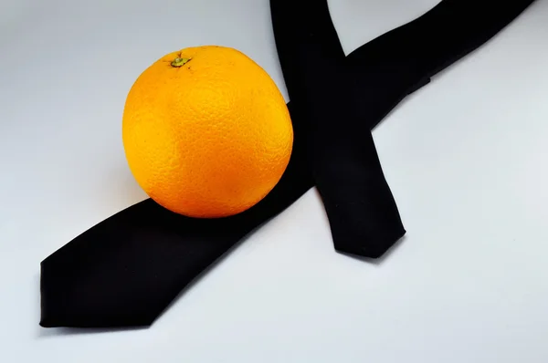 Orange på en svart halsduk — Stockfoto