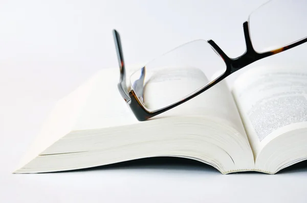Óculos e o livro — Fotografia de Stock