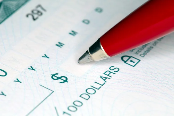 Schrijven van cheque — Stockfoto