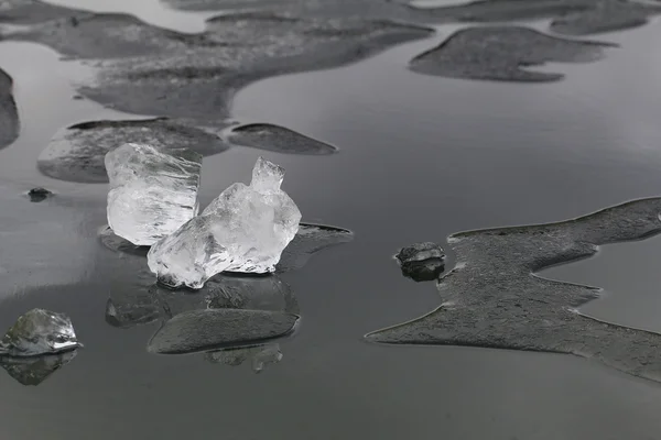 Κομμάτι πάγου στην επιφάνεια της λίμνης — Φωτογραφία Αρχείου