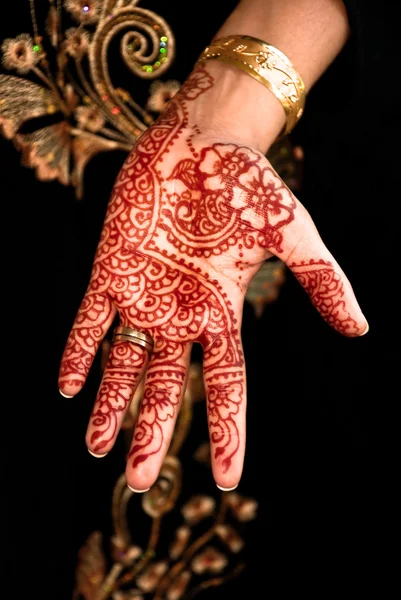 Henna, mehendi on a bride's hand - fun square — Stock Photo, Image