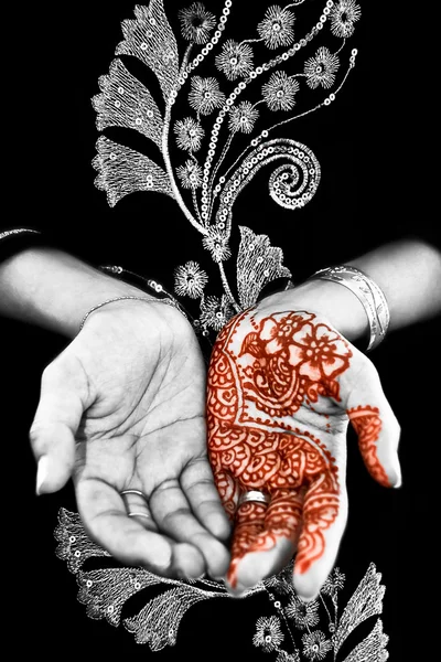 Henna, mehendi em uma mão de noivas - Escala de cinza — Fotografia de Stock