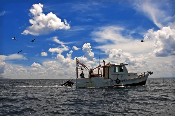 Tekne çekme - balıkçı teknesi — Stok fotoğraf