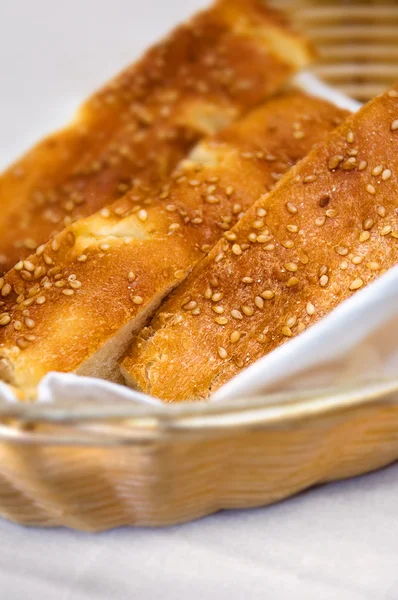 Ciepłe turecki sezamu chleb w kosz — Zdjęcie stockowe