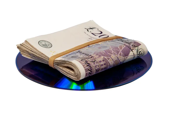 Geld gevouwen op de top van een cd of dvd — Stockfoto