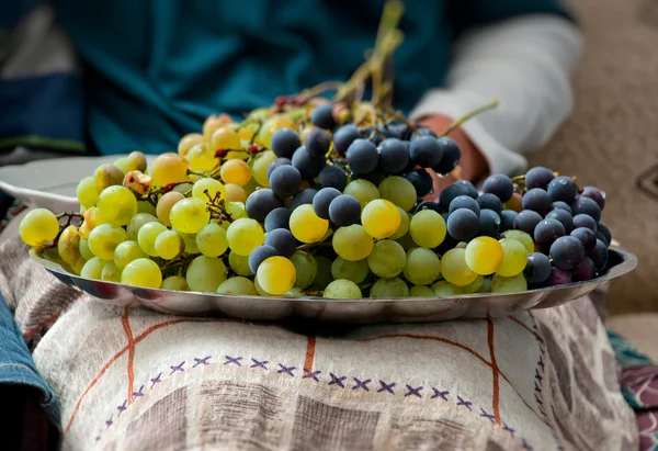 Plate of Grapes on the lap — Stock Photo, Image