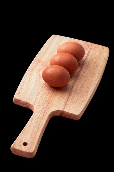 Tři vejce - prkénko - ořezové cesty. — Stock fotografie