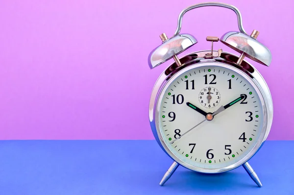 Relógio de alarme - Fundo roxo e azul — Fotografia de Stock